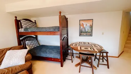 Fireplace, Large Deck with Panoramic Views, 3BR + 3BA, new carpet and blinds Отели рядом с достопримечательностью «Пайкс Пик - Америкас Маунтин»