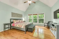 Cozy Family Ranch Home, Clean and Great Location! 2 Pools, Splash Pad, & Gym!