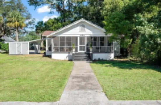 Beautifully restored cottage downtown Historic Brunswick close to golf + beaches