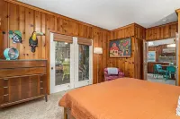 Comfy Cottage- Heated Pool, 1 Block to Beach! Lot's of space with 13 beds!