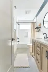 Private Guest House with Full Kitchen, 30 minutes to L.A Beach