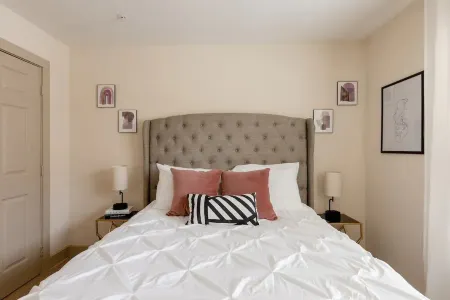 Walk to Georgia Aquarium Mercedez Benz Stadium and State Farm Arena Free Parking