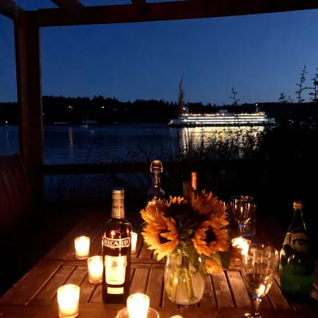 Stunning Beach Suite, great mountain & water views, near downtown Winslow, Cozy.