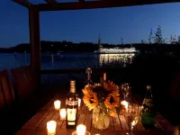 Stunning Beach Suite, great mountain & water views, near downtown Winslow, Cozy.