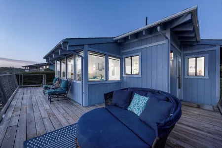 Oceanfront Cottage / Stunning Views / Contemporary