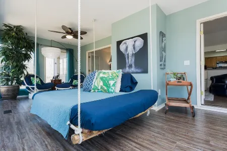 Gracious living. Swing bed with golf course view. Back 40 bike trail access.