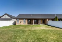 TJ Rancher home, private yard, king beds, 2.5 bath Hotels near Snake River Canyon Trail