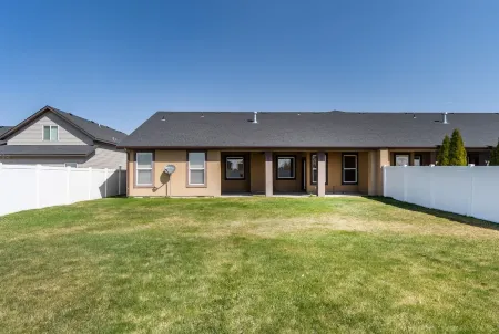 TJ Rancher home, private yard, king beds, 2.5 bath