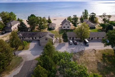 #1 Thomas' Parkside Cottages, 4Br Lake Huron Beachfront w/ Balcony Views Hotels near Oscoda Beach Park