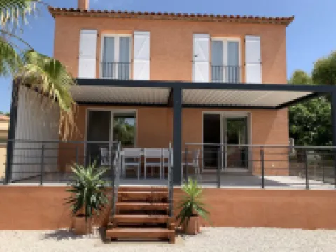 3mn walk from the beach, VILLA 5 bdrms in private residence between SEA and POND Hotels in Frontignan