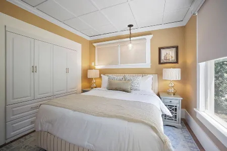 1 Min Walk to Downtown! Outdoor Patio! 5 Star Luxury! Golf Cart Rental!