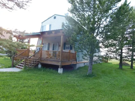 Meadow and Mountain Views just 23 miles to Yellowstone Отели рядом с достопримечательностью «Pinecone Playhouse at Mack's Inn Resort»