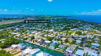 Dolphin Retreat-3 bedroom 2 Bath Marathon Home w Private Pool & 60 foot Dock