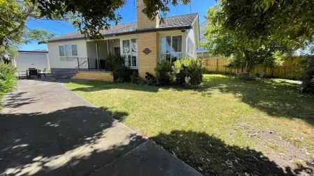 Well Equipped Family and Pet Friendly House 200m from the Beach with Real Fire