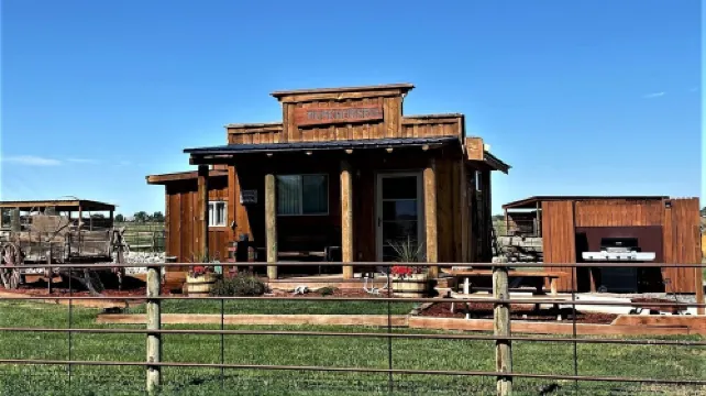 The Bunkhouse: Mountain views, solitude, close to  town and many western sights.