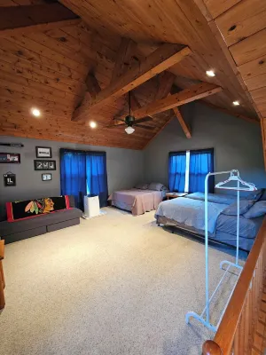 Lake getaway less than 1 mile from Dale Hollow lake. Hotels near Wolf River Cliffs at Shearpin Point
