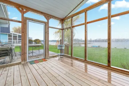 LAKEFRONT RETREAT with private dock, Relax, play & gather with family & friends. Отели в г. Branch County