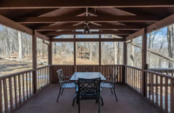 ★Cabin: Pet/Family Friendly, Hot Tub, Large Deck★