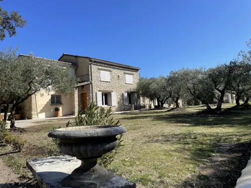 Provencal farmhouse on a hillside surrounded by centuries-old olive and oak trees Hotels in L'Isle-sur-la-Sorgue