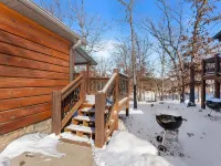 March Sale! Lakefront Cabin directly on Table Rock Lake: w/Pool+Hot Tubs Hotels in Indian Point