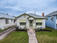 Entire  Coastal Cottage 3 Blocks to the Seawall and Beach