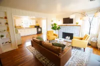 Cozy Retreat - Hot tub + Mountain Views + Pets