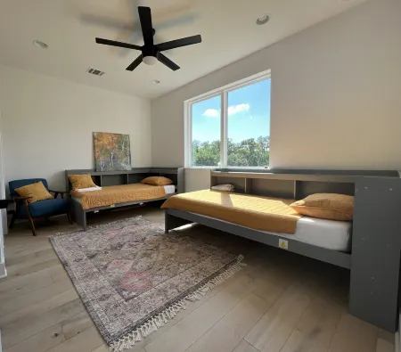 3 Private Balconies.  Sleeps 5.  5 Min From H-E-B and Muller Park Отели рядом с достопримечательностью «Остин Хинду Темпл & Комм Сентер»