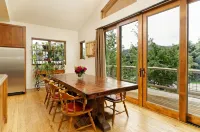 Apres’ Ski here. Location,location. Spacious,clean,well appointed home. Hot tub.