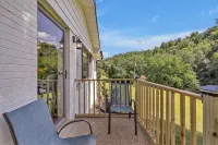 Serene Hilltop Getaway - Near Lieper's Fork