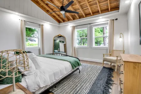 HOT TUB, Lake Front, King Bed Отели рядом с достопримечательностью «Парк штата Форт Ниагара»