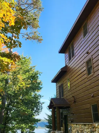 7Br Lake Cabin with Great Fall Views!  Close to Town.  Snowmobile/Utv to Trails.