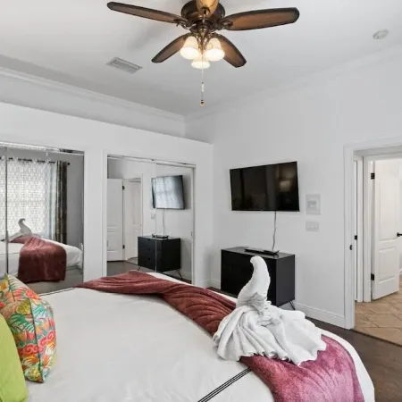 Dunedin Lux 5Br Villa w/Heated Saltwater Pool & Spa, Patio, Putting Green & BBQ