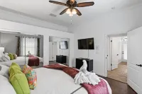 Dunedin Lux 5Br Villa w/Heated Saltwater Pool & Spa, Patio, Putting Green & BBQ