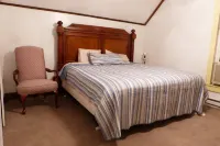 Rustic Country farmhouse on 2 acres close to several lakes. - Homestays