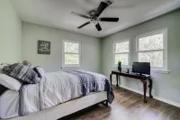 Lakeside Livin'-near Marina, Game Room, Wi-Fi, King Bed, Fire Pit, Huge Balcony Hotels in Fairfield Bay