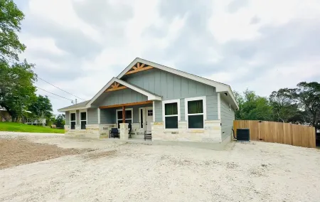 "Keep it Zen" is the vibe !Sleeps 8/10 - Hot Tub. Отели в г. Каньон Лейк