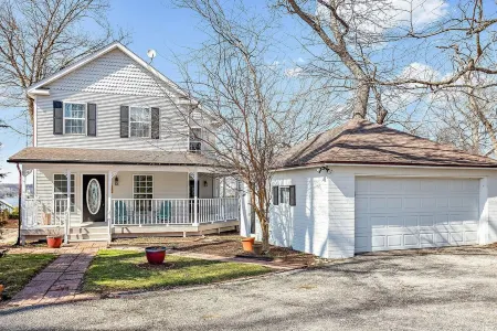 Lakefront Oasis w/ 2 fire pits, game room & kayaks
