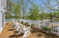 Stunning property with 2 docks, kayaks, SUP, firepit, hammock & huge water mat