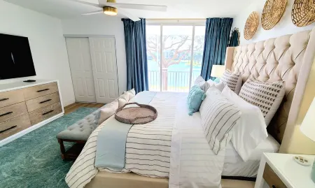 POSHPADZ Villa Hermosa, Sleeps 6, Water View, Walk to Jupiter Beach, Pool,Tennis Отели рядом с достопримечательностью «Uptown Art Jupiter»