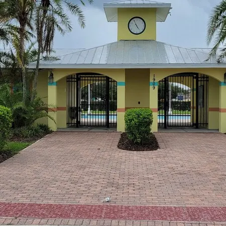 Home Paradise, Cozy guest suite in Ruskin POOLS HIGH SPEED WIFI BEACH MINUTES!!!