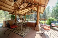 Cascade Basecamp | Fully Fenced/Hot Tub/Private!
