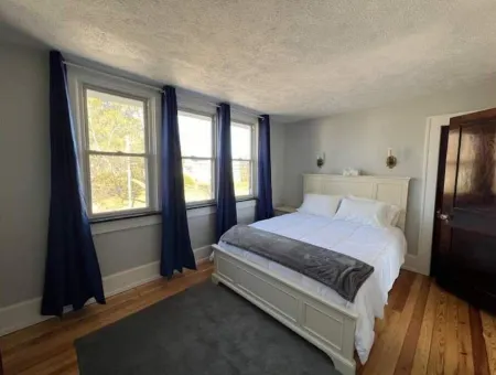 Off-street parking, family and pet friendly, fenced in yard, WiFi, self check-in