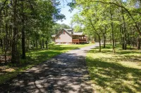 Private 5Br Luxury Lodge Sleeps 15 • Game Room • Dells 10Min • Pet Friendly Hotels in Lyndon