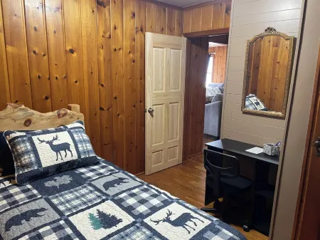 Snow his here sled from your door Cozy 3 bedroom cottage in town-pet friendly!