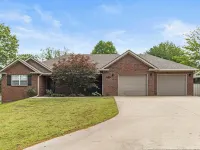 Lakeview Home in serene setting, 3 mi to Grove! Perfect for families & fishermen Hotels in Grove