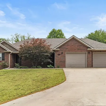 Lakeview Home in serene setting, 3 mi to Grove! Perfect for families & fishermen