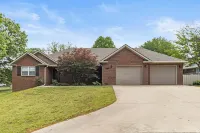 Lakeview Home in serene setting, 3 mi to Grove! Perfect for families & fishermen