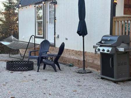 Bougie Boondock Tiny Home Отели в г. Carroll County