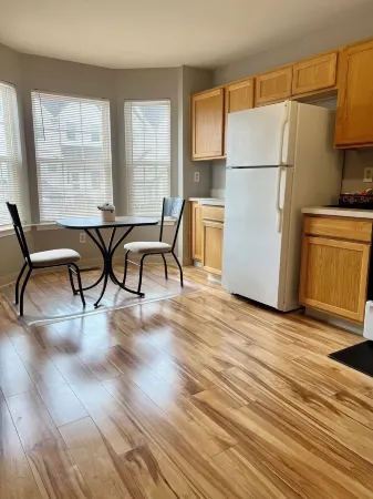 Spacious and luxurious 3 bed/1.5 bath townhome with free parking, sleeps 6 Отели в г. Мидлтаун