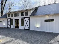 Modern Luxe Has Everything Huge Deck, Jacuzzi, Glam Outdoor Fireplace and Pond!